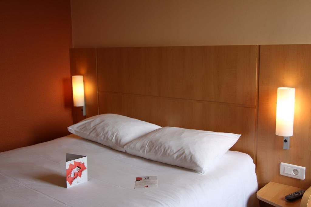 Hotel Ibis Guingamp Coeur De Bretagne Ploumagoar Rom bilde
