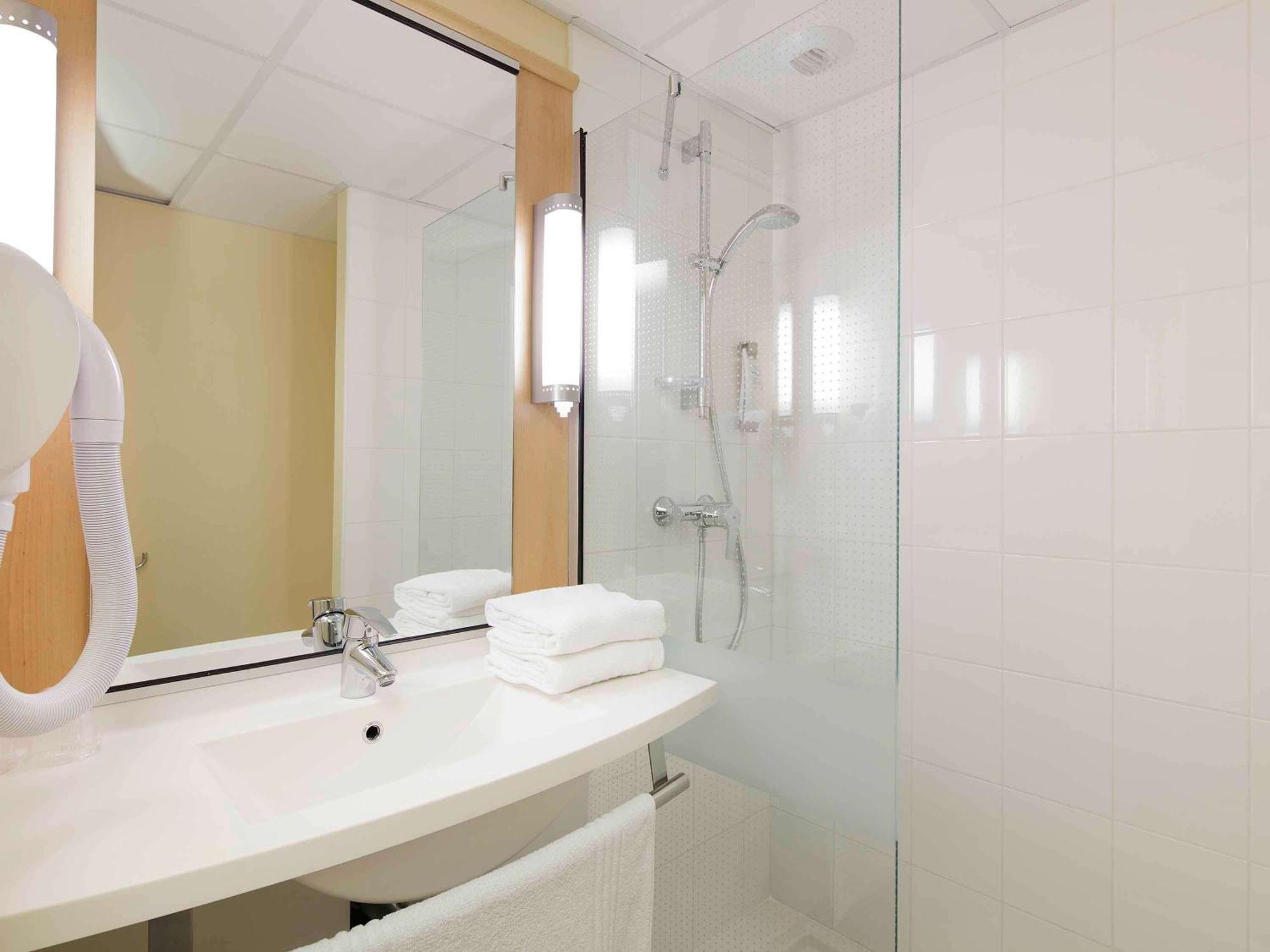 Hotel Ibis Guingamp Coeur De Bretagne Ploumagoar Rom bilde