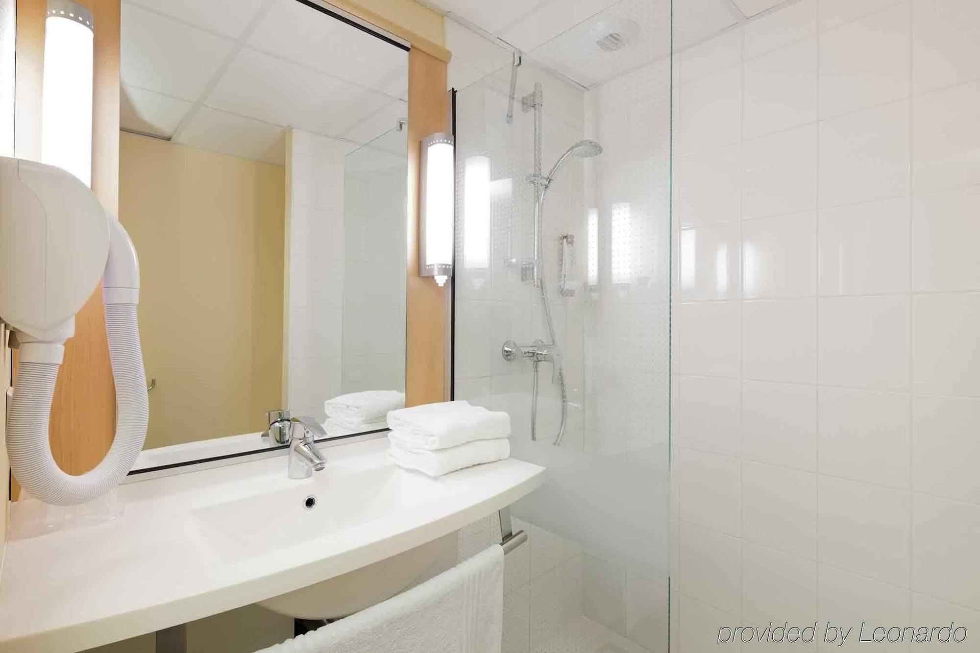Hotel Ibis Guingamp Coeur De Bretagne Ploumagoar Rom bilde